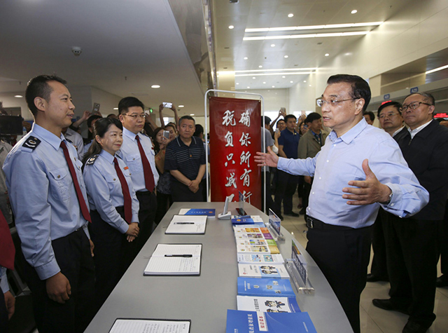 2016年5月23日,李克強(qiáng)總理考察湖北十堰市民服務(wù)中心,細(xì)詢(xún)營(yíng)改增實(shí)施效果,并再次重申“所有行業(yè)稅負(fù)只減不增”。 2016年5月23日,李克強(qiáng)總理考察湖北十堰市民服務(wù)中心,細(xì)詢(xún)營(yíng)改增實(shí)施效果,并再次重申“所有行業(yè)稅負(fù)只減不增”。