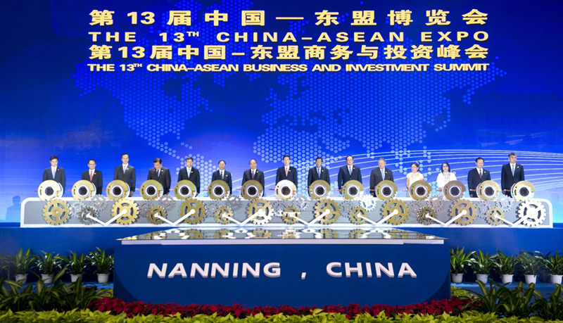 9月11日,第十三屆中國(guó)—東盟博覽會(huì)和中國(guó)—東盟商務(wù)與投資峰會(huì)在廣西南寧開幕。中共中央政治局常委、國(guó)務(wù)院副總理張高麗出席開幕式并發(fā)表主旨演講。這是張高麗與出席開幕式的中外嘉賓為博覽會(huì)揭幕。 9月11日,第十三屆中國(guó)—東盟博覽會(huì)和中國(guó)—東盟商務(wù)與投資峰會(huì)在廣西南寧開幕。中共中央政治局常委、國(guó)務(wù)院副總理張高麗出席開幕式并發(fā)表主旨演講。這是張高麗與出席開幕式的中外嘉賓為博覽會(huì)揭幕。
