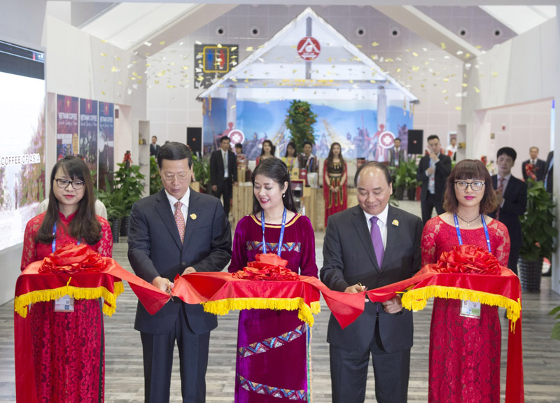 9月11日,第十三屆中國(guó)—東盟博覽會(huì)和中國(guó)—東盟商務(wù)與投資峰會(huì)在廣西南寧開幕。中共中央政治局常委、國(guó)務(wù)院副總理張高麗出席開幕式并發(fā)表主旨演講。這是開幕式后,張高麗與越南總理阮春福共同出席越南館開館儀式。 9月11日,第十三屆中國(guó)—東盟博覽會(huì)和中國(guó)—東盟商務(wù)與投資峰會(huì)在廣西南寧開幕。中共中央政治局常委、國(guó)務(wù)院副總理張高麗出席開幕式并發(fā)表主旨演講。這是開幕式后,張高麗與越南總理阮春福共同出席越南館開館儀式。