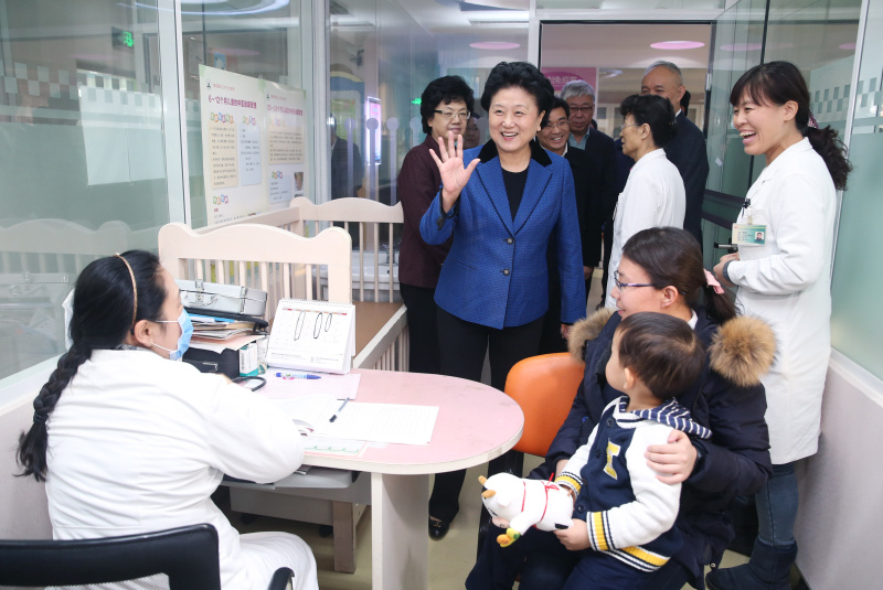1月3日,中共中央政治局委員、國務(wù)院副總理劉延?xùn)|到北京市考察基層醫(yī)療衛(wèi)生工作。這是劉延?xùn)|在北京市西城區(qū)月壇社區(qū)衛(wèi)生服務(wù)中心,看望慰問基層醫(yī)護(hù)人員、就診患者。